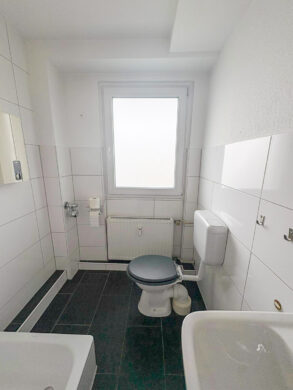 helle und moderne 1.5 Zimmer Wohnung mit Balkon, zentral in Holsterhausen - Badezimmer mit Fenster