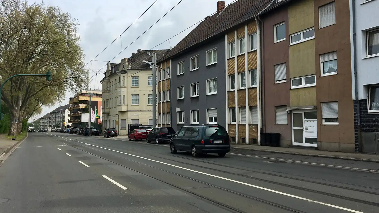 Altenessener Straße in Essen-Altenessen-Süd mit Mehrfamilienhäusern in geschlossener Reihe, Straßenbahngleisen und Autos