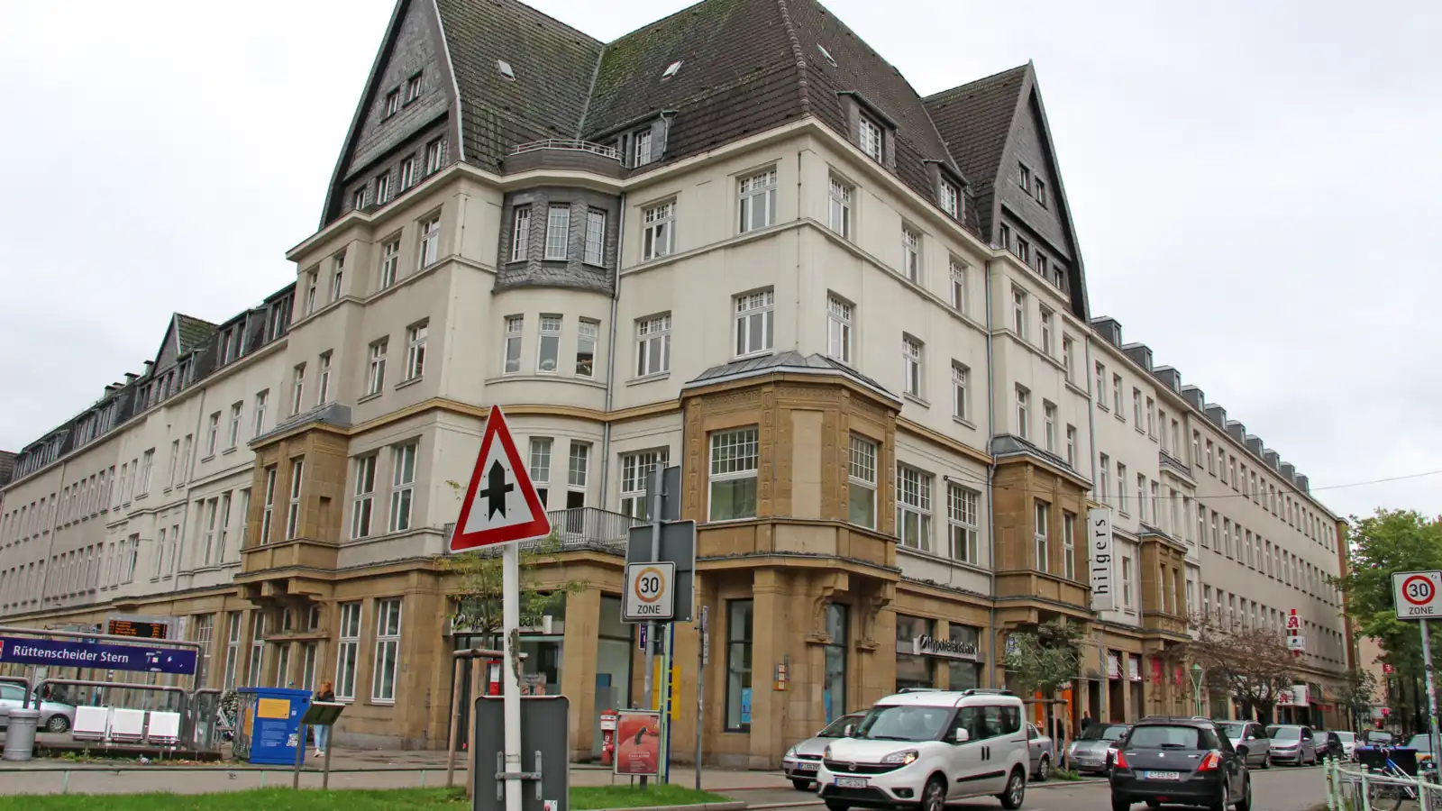 Mehrgeschossiges Altbau-Eckhaus an der Rüttenscheider Straße in Essen-Rüttenscheid mit Ladenlokalen im Erdgeschoss