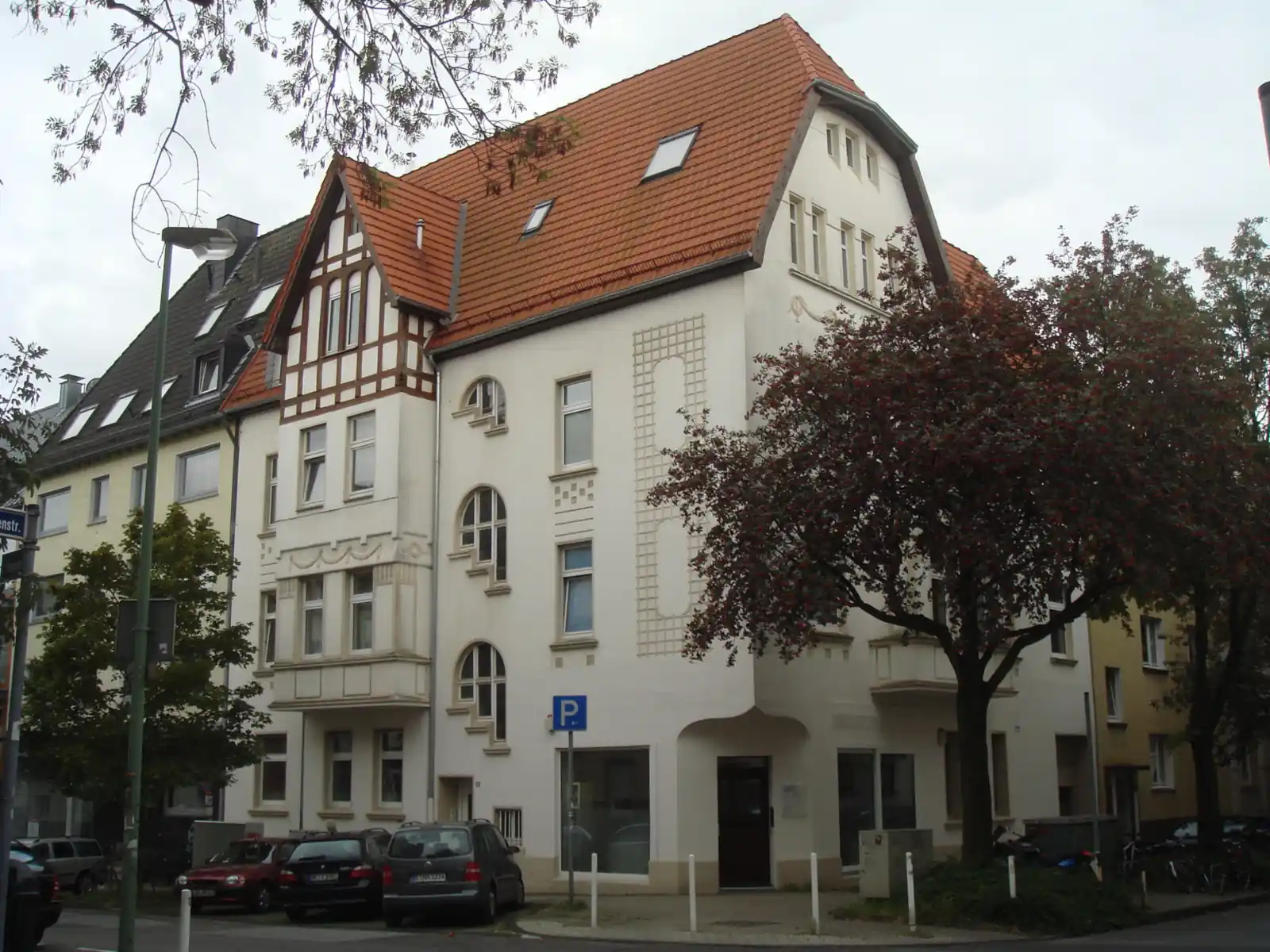 Denkmalgeschütztes Altbau-Wohnhaus an der Rosastraße in Essen-Rüttenscheid mit Fachwerkgiebel und rotem Ziegeldach
