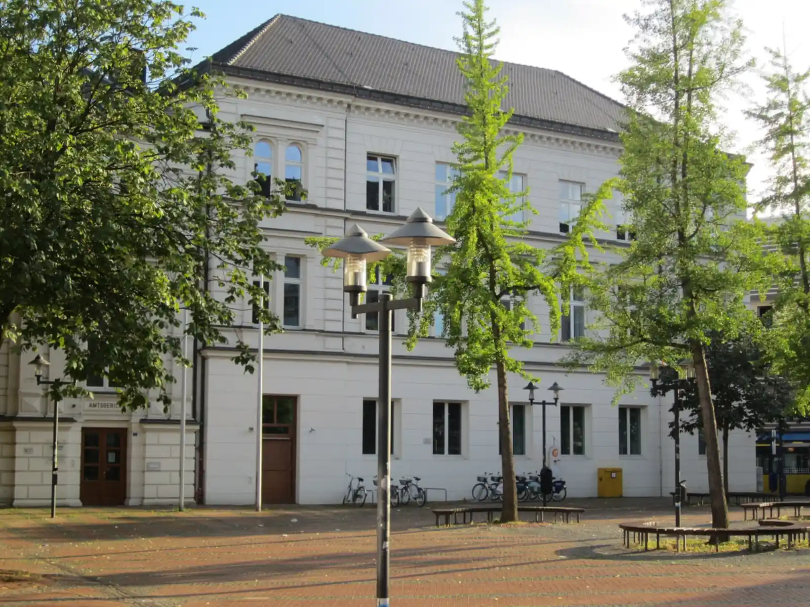 Früheres Postgebäude am Grendplatz in Essen-Steele, heute mit dem Amtsgericht verbunden, davor ein Platz mit Bäumen